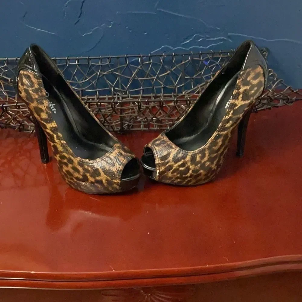 🎁🎁Paprika platform leopard print and black leather.